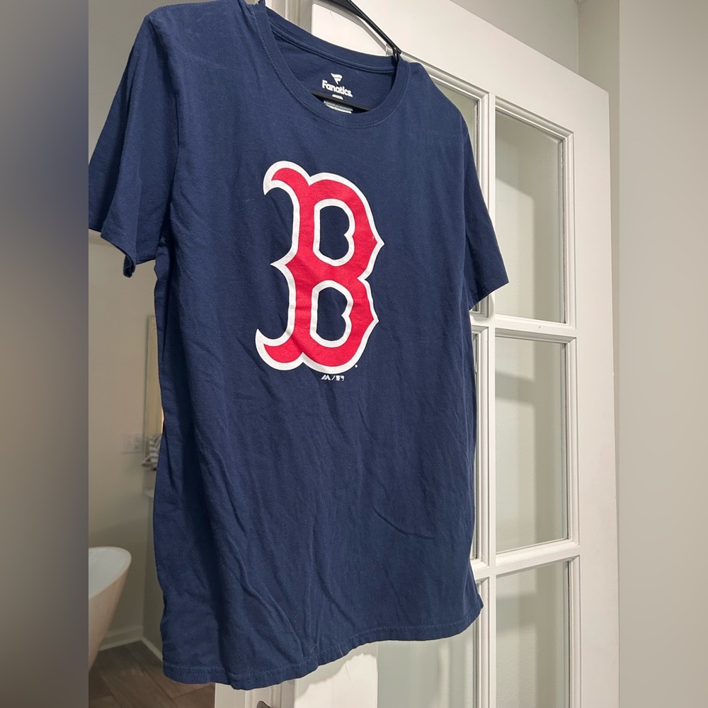 **FREE**Men's Medium Boston Red Sox Navy Blue T-Shirt
